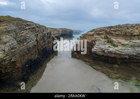 Vue aérienne de la plage d'As Catedrais dans le nord de l'Espagne Banque D'Images