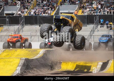Dresde, Allemagne. 02nd juillet 2023. Le monster Truck 'EARTHSHAKER' avec le pilote Tony Ochs saute sur une rampe au spectacle monster Jam au Rudolf Harbig Stadium de Dresde. Crédit : Paul Glaser/dpa/Alamy Live News Banque D'Images