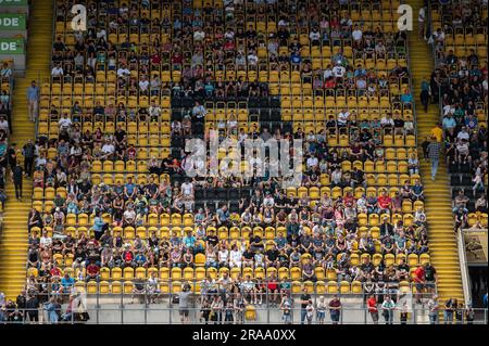 Dresde, Allemagne. 02nd juillet 2023. Le public se trouve sur les stands du Rudolf Harbig Stadium de Dresde, en attendant le début du spectacle de camions monster Jam. Crédit : Paul Glaser/dpa/Alamy Live News Banque D'Images