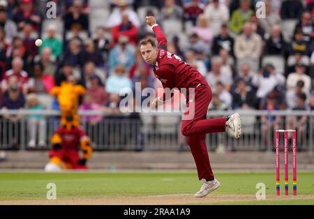 Tom Hartley de Lancashire Lightning se lance dans le match de Vitality Blast T20 au terrain de cricket Emirates Old Trafford, Lancashire. Date de la photo: Dimanche 2 juillet 2023. Banque D'Images