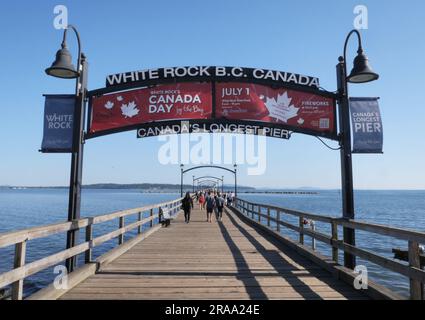 White Rock Pier en été affichant une bannière célébrant la fête du Canada le 1 juillet. Banque D'Images