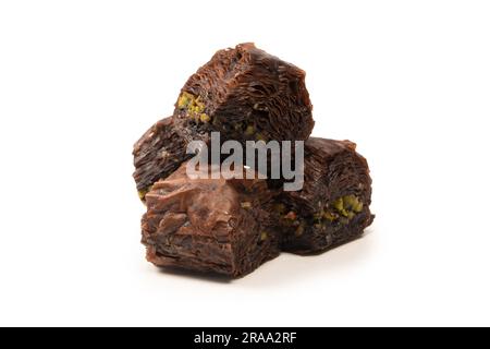 Baklava au chocolat turc isolée sur fond blanc. Banque D'Images