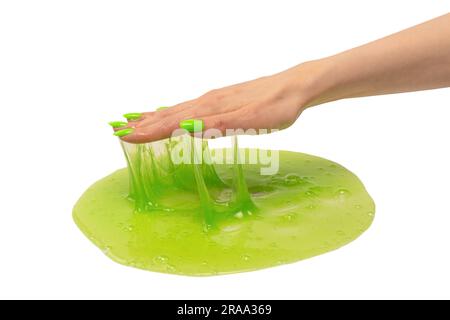 Jouet vert citron vert dans la main de femme avec des ongles verts isolés sur un fond blanc. Banque D'Images