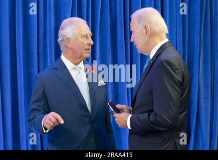 Photo du dossier datée du 02/11/21 du prince de Galles d'alors (aujourd'hui le roi Charles III) avec le président des États-Unis Joe Biden avant leur réunion bilatérale lors du sommet de Cop26 au Scottish Event Campus (SEC) à Glasgow. M. Biden rencontrera le roi et le Premier ministre Rishi Sunak lorsqu'il se rendra au Royaume-Uni avant de se rendre en Lituanie et en Finlande lors d'un voyage à l'étranger au départ de 9-13 juillet, a déclaré la Maison Blanche. Date de publication : dimanche 2 juillet 2023. Banque D'Images