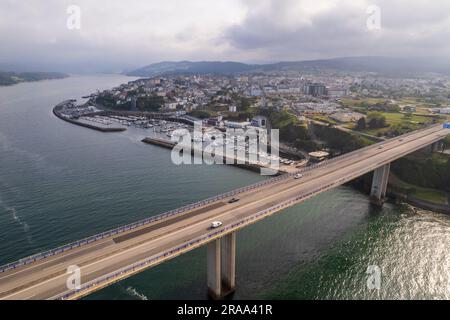 Vue aérienne du pont à Ribadeo dans le nord de l'Espagne Banque D'Images