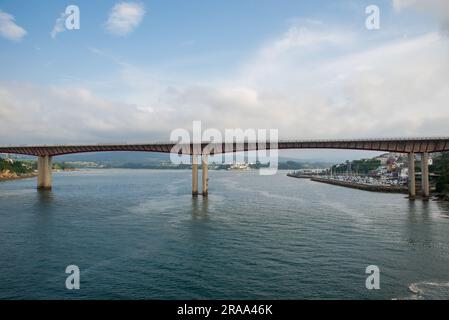 Vue aérienne du pont à Ribadeo dans le nord de l'Espagne Banque D'Images