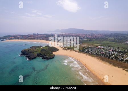 Vue aérienne de la côte espagnole à Noja sur le nord de l'Espagne Banque D'Images