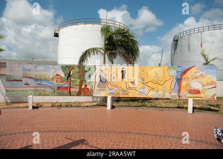 Panneau d'art au KM 0 monument de la route Trans-Amazone à Cabedelo, Paraíba. Banque D'Images