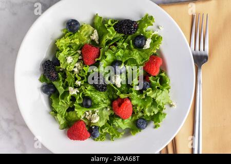 salade brisée aux framboises, laitue aux baies bleues et fromage de chèvre Banque D'Images