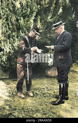 MAURICE MAETERLINCK (1862 - 1949), écrivain belge, auteur de Pelleas et Melisande etc., photographié en recevant son courrier du matin. Date: 1915 Banque D'Images