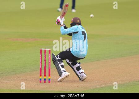 Londres, Royaume-Uni. 2nd juillet 2023. Sunil Narine de Surrey gagne un peu de chance alors que le ballon frappe sa batte, mais se met en sécurité tout en esquivant une courte livraison de Sam Cook, tandis que Surrey s'attaque aux Eagles d'Essex lors du match de cricket Blast Vitality T20 au Kia Oval. Credit: David Rowe/Alay Live News Banque D'Images