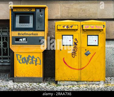 Boîte aux lettres jaune et machine à timbres à l'extérieur du bureau de poste principal de Potsdam, Am Kanal 16-18, Potsdam, Brandebourg, Allemagne Banque D'Images