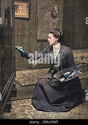 Lucy Kemp-Welch (1869 - 1958), artiste et peintre, principalement de sujets équestres, photographié dans son studio. Beauté noire illustrée, ainsi qu'un certain nombre d'affiches de la première Guerre mondiale. Date: c.1905 Banque D'Images