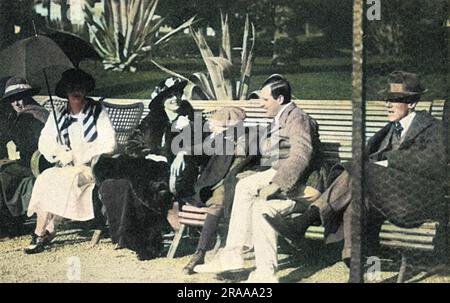 Capitaine Anthony Frederick Wilding (1883-1915), joueur de tennis né en Nouvelle-Zélande et quatre fois champion de Wimbledon de 1910 à 1913. Photographié au beau site de Cannes en 1914 assis deuxième à droite. Wilding meurt près de Neuve Chapelle, en France, le 9 mai 1915, alors qu'il se battait à la bataille de la crête d'Aubers. Date: 1914 Banque D'Images