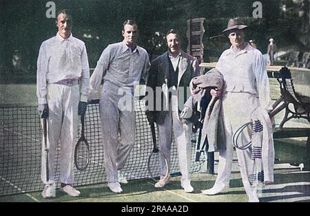 Capitaine Anthony Frederick Wilding, joueur de tennis né en Nouvelle-Zélande et quatre fois champion de Wimbledon, photographié sur les terrains de beau site à Cannes en 1914 avec, de gauche à droite, F. G. Lowe, Wilding lui-même, G. M. Simond et Craig Biddle. Date: 1914 Banque D'Images