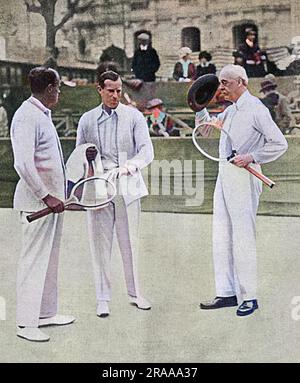 Capitaine Anthony Frederick Wilding (1883-1915), joueur de tennis né en Nouvelle-Zélande et quatre fois champion de Wimbledon photographié à Nice en 1914, sur le point de s'associer à M. Arthur Balfour, député conservateur britannique, Premier ministre et passionné de tennis. Wilding a aidé Balfour à améliorer son jeu. Wilding meurt près de Neuve Chapelle, en France, le 9 mai 1915, alors qu'il se battait à la bataille de la crête d'Aubers. Date: 1914 Banque D'Images