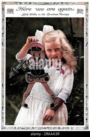 Une fille britannique photographiée avec une marionnette qui dépeint le prince héritier Wilhelm, fils aîné du Kaiser (connu sous le surnom de Little Willie en Grande-Bretagne) comme un clown assez stupide. Date: 1915 Banque D'Images