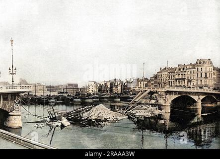 Destruction du pont à LiÞge, Belgique au début de la première Guerre mondiale Si rapidement les Belges ont été contraints de se retirer qu'ils n'avaient pas le temps de faire sauter les douze ponts de Meuse. Un seul d'entre eux, le Pont de Arches, présenté sur cette photo, a été détruit. Date: 1914 Banque D'Images