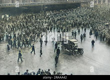 La Grande-Bretagne a déclaré la guerre à l'Autriche à minuit le 12th août 1914 et le matin du 14th août, le général John French (1852 - 1925), commandant en chef des forces expéditionnaires britanniques, est arrivé à Paris et a été accueilli avec enthousiasme par la foule. Le 17th août, il s'est rendu en voiture au siège social à l'avant. Date: 1914 Banque D'Images