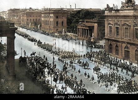 Un défilé militaire sur l'Unter de Linden street, une large avenue bordée de beaux édifices publics, qui, au début du xxe siècle était la rue la plus célèbre de Berlin. Date : ch. 1914 Banque D'Images