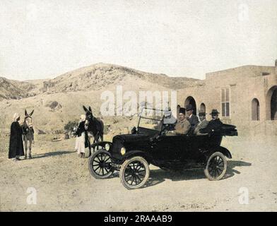 Howard carter et son parti sur le point de partir pour la Vallée des rois. M. carter est assis par le chauffeur et derrière M. Mace et M. Burton. Date: 1923 Banque D'Images