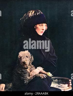 Portrait photographique de Lady Diana Cooper (1890-1981), auparavant Lady Diana Manners et plus tard Diana, Viscountess Norwich, l'actrice anglaise, figure de société et ensuite épouse de Duff Cooper. Dans cette photo, elle est photographiée avec son terrier Blue Bedlington, 'Major'. Date: 1922 Banque D'Images