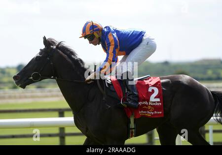 Auguste Rodin et Ryan Moore franchissent la ligne pour gagner le Dubai Duty Free Irish Derby au cours du troisième jour du Dubai Duty Free Irish Derby Festival au Curragh Racecourse, dans le comté de Kildare. Date de la photo: Dimanche 2 juillet 2023. Banque D'Images