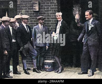 Une photographie de Bryan Guinness avec sa femme Diana Guinness, anciennement Diana Mitford, qui démarchent les écuries de Basil Jarvis à Newmarket pour le Parti conservateur. Date : 5th juin 1929 Banque D'Images