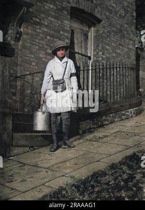 Cette photo, spécialement prise pour la sphère, montre une femme de lait, portant un macuis et une culotte, une pochette en cuir et portant un seau à lait. Les femmes ont dû faire le travail des hommes pendant la première Guerre mondiale parce que tant d'hommes sont allés combattre outre-mer. Date : 4th mai 1918 Banque D'Images