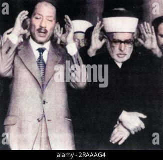 Le Président égyptien Anwar Sadat (1918-1981) assistait à des prières à la mosquée El Aqsa de Jérusalem. Sadate est devenu le premier dirigeant arabe à avoir mis les pieds en Israël au cours de ses 29 années d'existence lorsqu'il est arrivé à tel Aviv au début de sa visite de deux jours. Date: Nov-77 Banque D'Images