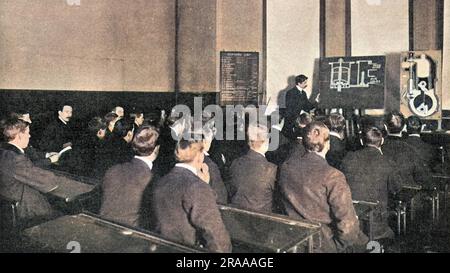 La seule classe d'instruction pour les chauffeurs de Battersea Polytechnic, une classe suggérée par le colonel Mark Mayhew et condescendante par Sir George Newnes, qui a présenté un 20 h.p. Voiture Darracq. Les cinquante élèves sont vus dans la salle de classe en prêtant attention à un enseignant qui a attiré un moteur sur le tableau noir. Date: 1904 Banque D'Images