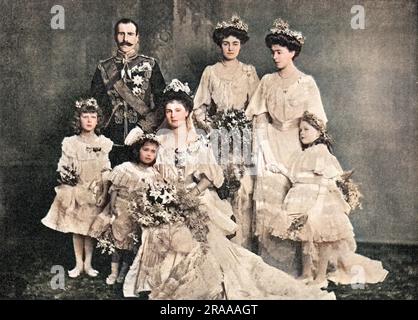 Mariage du prince Alexander de Teck et de la princesse Alice d'Albany, photographiés avec leurs demoiselles de gauche, la princesse Mary de Galles, la princesse Mary de Teck, la princesse Patricia de Connaught, la princesse Margaret de Connaught, la princesse Helen de Waldeck-Pyrmont. Date: 1904 Banque D'Images