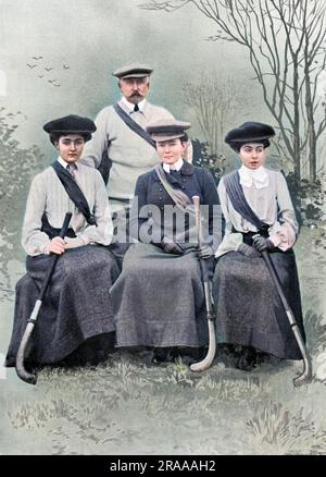 Le duc et la duchesse de Connaught avec leurs filles, la princesse Margaret (Daisy, plus tard princesse de la Couronne de Suède) et la princesse Patricia (plus tard Lady Patricia Ramsey), formant une équipe de hockey contre l'équipe de Mme de Burgh à l'hôpital royal de Dublin le mois dernier. L'équipe royale a remporté quatre buts à trois. Date: 1904 Banque D'Images