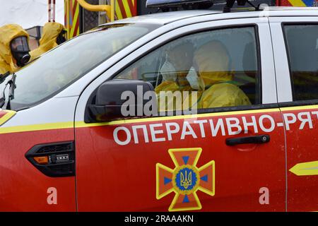 29 juin 2023, Zaporizhjhia, Ukraine: Les travailleurs ukrainiens d'urgence portant des combinaisons de radioprotection assis dans une voiture pendant une formation sur l'exposition aux rayonnements à Zaporizhjhia. Une formation spéciale de protection civile à grande échelle, proche des conditions réelles, a été organisée à Zaporizhzhia pour préparer une catastrophe possible à la centrale nucléaire de Zaporizhzhia. Les employés de l'Administration militaire de l'oblast de Zaporizhjia, des autorités locales, du Service d'urgence de l'État d'Ukraine, des membres des organismes d'application de la loi et des services spéciaux ont participé à la formation. Au cours de la formation, ils millepertuis Banque D'Images