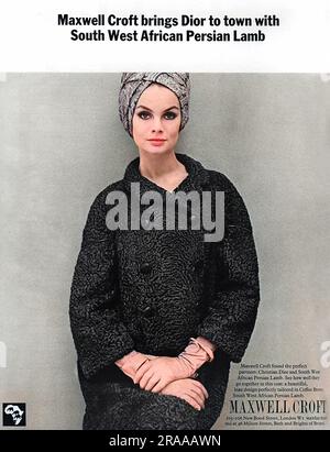 Publicité pour Maxwell Croft dont la collaboration de conception avec Christian Dior a abouti à ce manteau en marron de café Lamb persan sud-ouest africain modélisé ici par Jean Shrimpton. Date: 1964 Banque D'Images