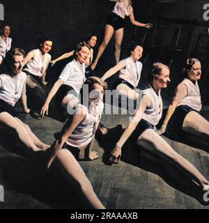 Santé et beauté - un cours d'exercice matinal à Harrington Road, Londres, sous la direction de Helen Stack (cousine de Prunella Stack) pour la Women's League of Health and Beauty, à l'Académie de musique et d'art dramatique de Londres Ici, les jeunes femmes démontrent le roulement de la hanche. Date: 1938 Banque D'Images