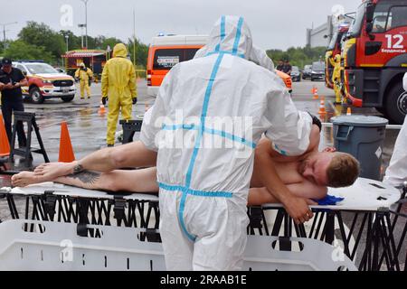 29 juin 2023, Zaporizhjhia, Ukraine: Les travailleurs ukrainiens d'urgence portant des combinaisons de radioprotection désinfectent un homme contre les rayonnements pendant la formation sur l'exposition aux rayonnements dans Zaporizhjhia. Une formation spéciale de protection civile à grande échelle, proche des conditions réelles, a été organisée à Zaporizhzhia pour préparer une catastrophe possible à la centrale nucléaire de Zaporizhzhia. Les employés de l'Administration militaire de l'oblast de Zaporizhjia, des autorités locales, du Service d'urgence de l'État d'Ukraine, des membres des organismes d'application de la loi et des services spéciaux ont participé à la formation. Pendant le train Banque D'Images