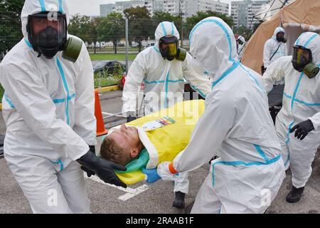 29 juin 2023, Zaporizhjhia, Ukraine: Les travailleurs ukrainiens d'urgence portant des combinaisons de radioprotection déplacent un homme dans une ambulance pendant une formation sur l'exposition aux rayonnements dans Zaporizhjhia. Une formation spéciale de protection civile à grande échelle, proche des conditions réelles, a été organisée à Zaporizhzhia pour préparer une catastrophe possible à la centrale nucléaire de Zaporizhzhia. Les employés de l'Administration militaire de l'oblast de Zaporizhjia, des autorités locales, du Service d'urgence de l'État d'Ukraine, des membres des organismes d'application de la loi et des services spéciaux ont participé à la formation. Pendant la formation Banque D'Images