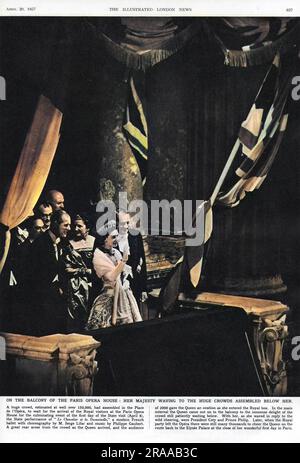 La reine Elizabeth II fait des vagues vers d'immenses foules rassemblées en contrebas d'un balcon à l'Opéra de Paris, accompagné du duc d'Édimbourg et du président Coty (à droite). La visite de l'Opéra a été le point culminant du premier jour de la visite d'Etat dans la capitale française. Date: 08-avr-57 Banque D'Images