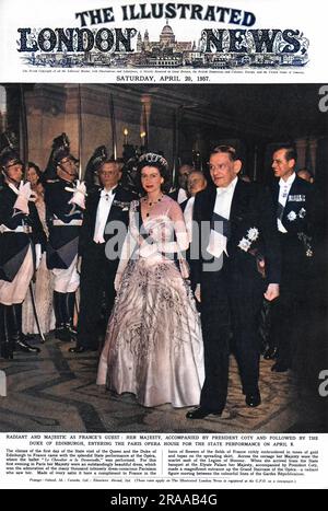 La reine Elizabeth II, accompagnée du président Coty, suivie du duc d'Édimbourg, à l'Opéra de Paris pour une représentation d'État du ballet, le Chevalier et la Damoiselle. Elle porte une robe de satin ivoire avec la ceinture de la Légion d'honneur. Date: 08-avr-57 Banque D'Images