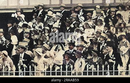 Smart Society dans l'enceinte des membres à Royal Ascot en juin 1930, regardant avec intérêt l'une des dix courses du programme. Date: 1930 Banque D'Images