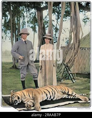 George Nathaniel Curzon, 1st marquis Curzon de Kedleston (1859 - 1925), homme d'État conservateur britannique, vice-roi et gouverneur général de l'Inde et ministre des Affaires étrangères, en photo avec sa première femme, Mary Victoria Leiter, fille du fondateur du grand magasin de Chicago, Marshall Field. Marie est décédée après une longue maladie en 1906 - le Tatler rapporte sa maladie dans sa légende. Photo ici après avoir dépêché un malheureux tigre dans la jungle indienne. Date: 1904 Banque D'Images