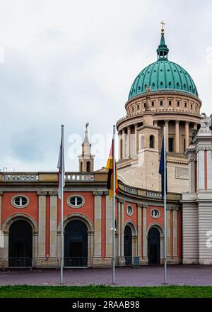 Cour intérieure de l'édifice du Parlement d'État et dôme vert de St. Nikolaikirche, Potsdam, Brandebourg Banque D'Images