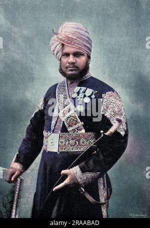 Gardien préféré de la reine Victoria, Abdul Karim (1863û1909), qui a servi la reine dans les 14 dernières années de son règne. Ils avaient une relation étroite qui a causé des frictions entre les autres membres de la famille royale qui se pensaient supérieurs à lui. Date: 1893 Banque D'Images