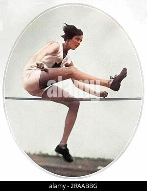 Ethel Mary Catherwood (1908-1987), athlète canadienne et gagnante de la première médaille d'or olympique féminine au saut en hauteur aux Jeux olympiques d'Amsterdam en 1928, établissant ainsi un record mondial. Photo en action - elle a reçu un contrat de film après les Jeux Olympiques. Date: 1928 Banque D'Images