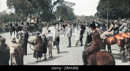 Les cavaliers de Hyde Park regardent les pilotes du Coaching Club se réunir pour le Ranelagh Club de Barnes. Le Coaching Club, l'un des points forts traditionnels de la saison de Londres, s'est réuni à cette occasion au Powder Magazine à Hyde Park, lorsque onze entraîneurs et équipes ont fait leur apparition. Avec le club à quatre mains, il a ravivé les pittoresques cars du 1840s et a été un site populaire à Londres pendant l'été. Date: 1928 Banque D'Images