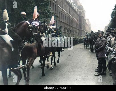 Le maréchal Foch et le général Maxime Weygand, ainsi que d'autres commandants et soldats français, regardent la cavalerie de ménage passer le long du Mall à Londres dans le cadre des célébrations de la Journée de la paix du défilé de la victoire, le 19th juillet 1919. Date : 19th juillet 1919 Banque D'Images