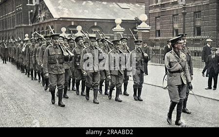Le Grenadier Guards du bataillon de 2nd passe à Londres dans son kit de campagne. Ils sont dirigés par le major Edward Henry Trotter (1872-1916), qui avait perdu un bras pendant la Seconde Guerre des Boers. À la fin du mois d'août 1914, Trotter avait été placé au commandement du bataillon du 18th, le King's (Liverpool Regiment). Il a perdu son lfe sur la ligne de front en juillet 1916, lors des bombardements allemands à la somme. Date : 09 août 14 Banque D'Images