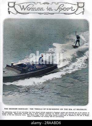 Mlle Eileen Legge a vu le surf-équitation - une forme ancienne de ski nautique - être tiré par un bateau à moteur à Shanklin sur l'île de Wight. Date: 1928 Banque D'Images