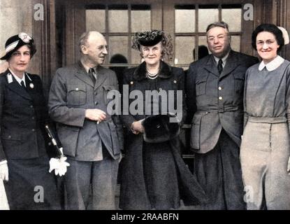 En dehors du nouvel hôpital Churchill de l'hôpital américain en Grande-Bretagne, ouvert à Oxford : Mme Ronald Tree (Nancy Lancaster, l'influente décoratrice d'intérieur), le professeur Phillip D Wilson, Clementine Churchill (épouse de Winston Churchill), le professeur Harlan Wilson et Mlle Setzler, le Matron. Date: 1942 Banque D'Images